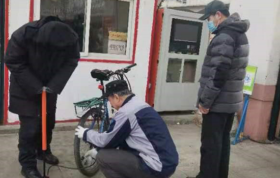 政兴物业崇山公务员住宅项目设立便民服务台--学习雷锋，，，，，，，，不只是口号，，，，，，，，更是行动